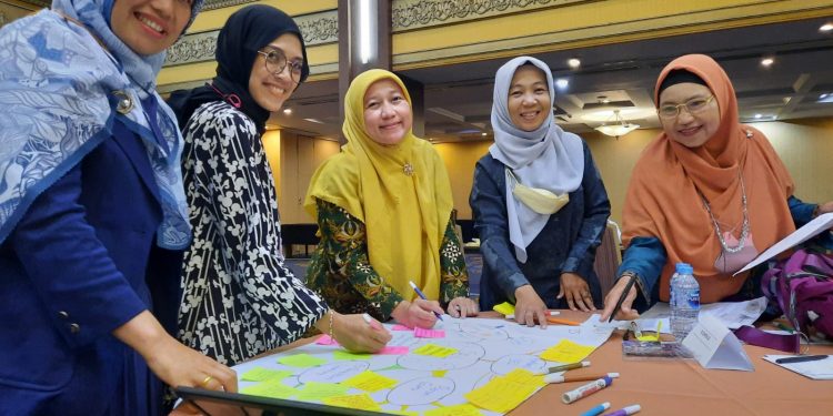 Ibu Drs. Hj. Syamsuyurnita, M.Pd. dan Para Dosen FKIP UMSU Mengikuti International Conference di Sorong