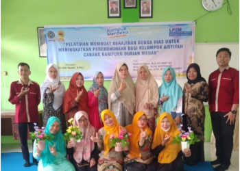 Dosen dan Mahasiswa Prodi Pendidikan Bahasa Indonesia FKIP UMSU Melaksanakan PKPM “Pelatihan Membuat Hiasan Bunga”