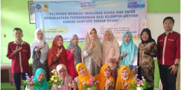 Dosen dan Mahasiswa Prodi Pendidikan Bahasa Indonesia FKIP UMSU Melaksanakan PKPM “Pelatihan Membuat Hiasan Bunga”