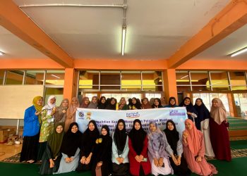 Dosen dan Mahasiswa Prodi Pendidikan Bahasa Indonesia FKIP UMSU Melaksanakan PKPM “Pelatihan Membuat Hiasan Bunga”