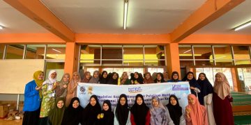 Dosen dan Mahasiswa Prodi Pendidikan Bahasa Indonesia FKIP UMSU Melaksanakan PKPM “Pelatihan Membuat Hiasan Bunga”